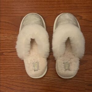 Girls UGG slippers size 4 Brand new!!